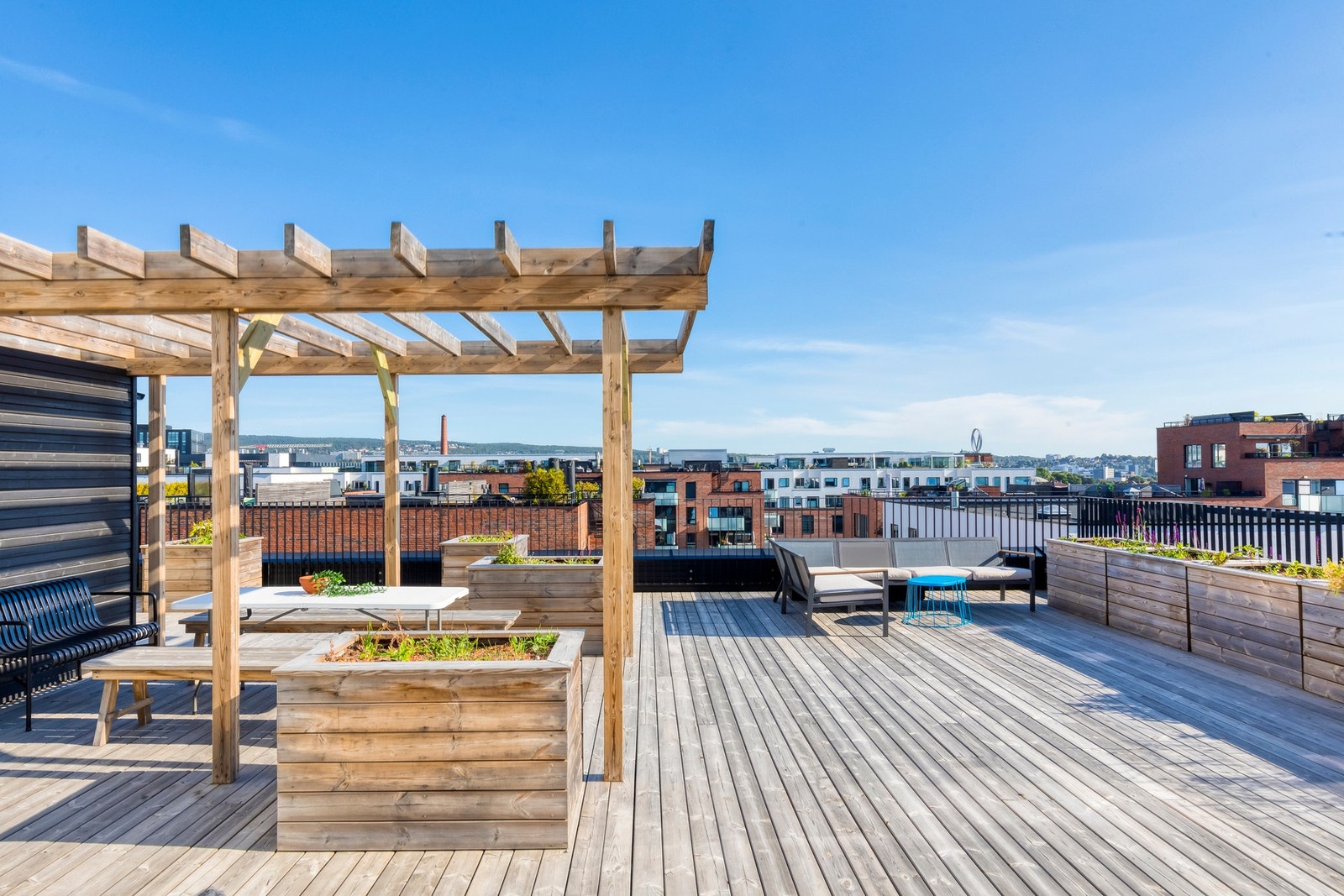 Borettslagets takterrasse er pent opparbeidet og påkostet med felles utemøbler og grønne bed. Galleribilde