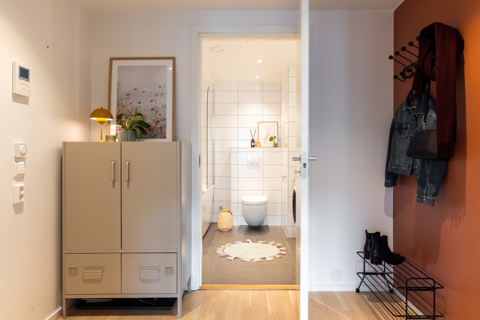 Fra entreen er det tilgang til leilighetens bad. Galleribilde