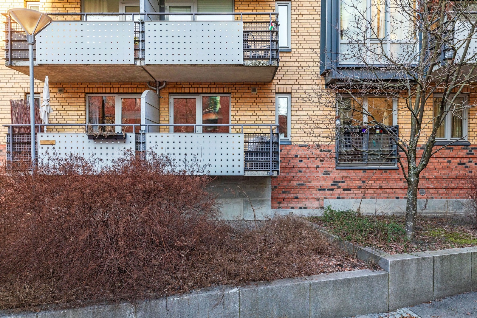 Leiligheten ligger i byggets 1.etasje. Balkongen til venstre. Galleribilde