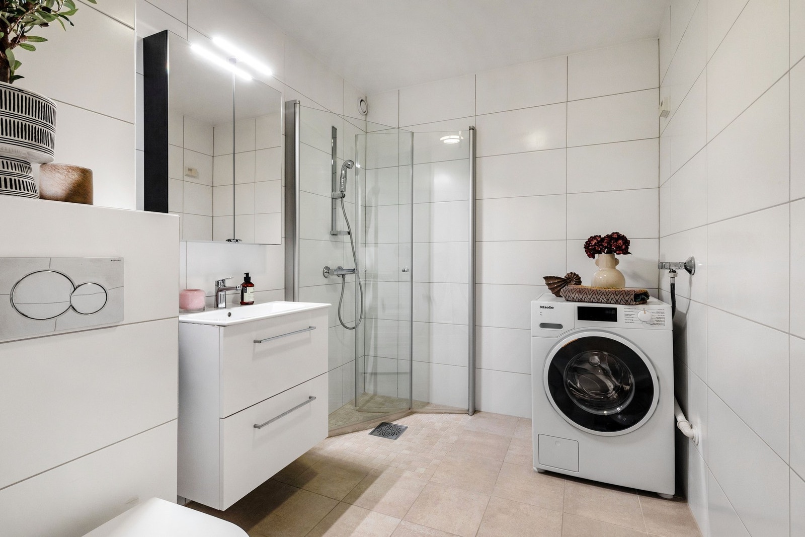 Flislagt baderom med gulvvarme. Miele vaskemaskin medfølger (8kg). Galleribilde