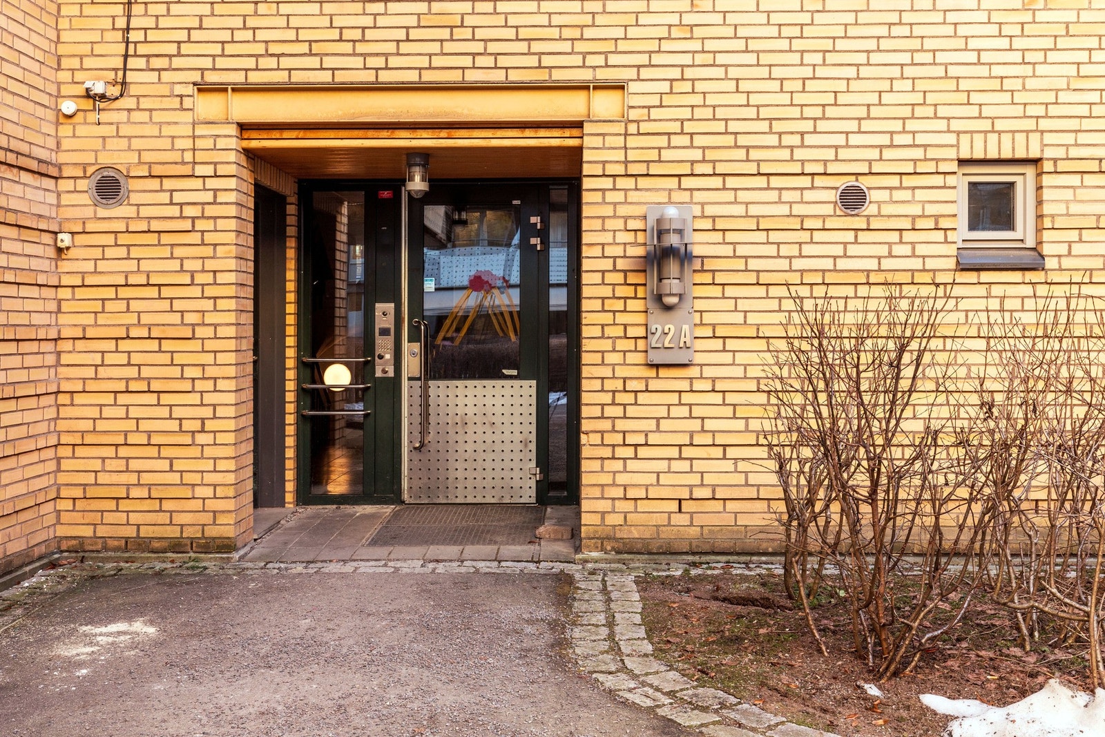 Inngang på bakkeplan uten trapper. Leiligheten er ledig omgående. Galleribilde