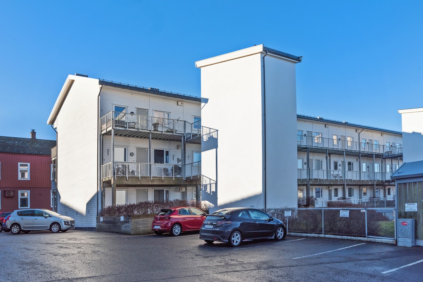 Sameiets utearealer er opparbeidet med belegningsstein, asfalterte veier og stikkveier, plen og div. beplantning. Galleribilde