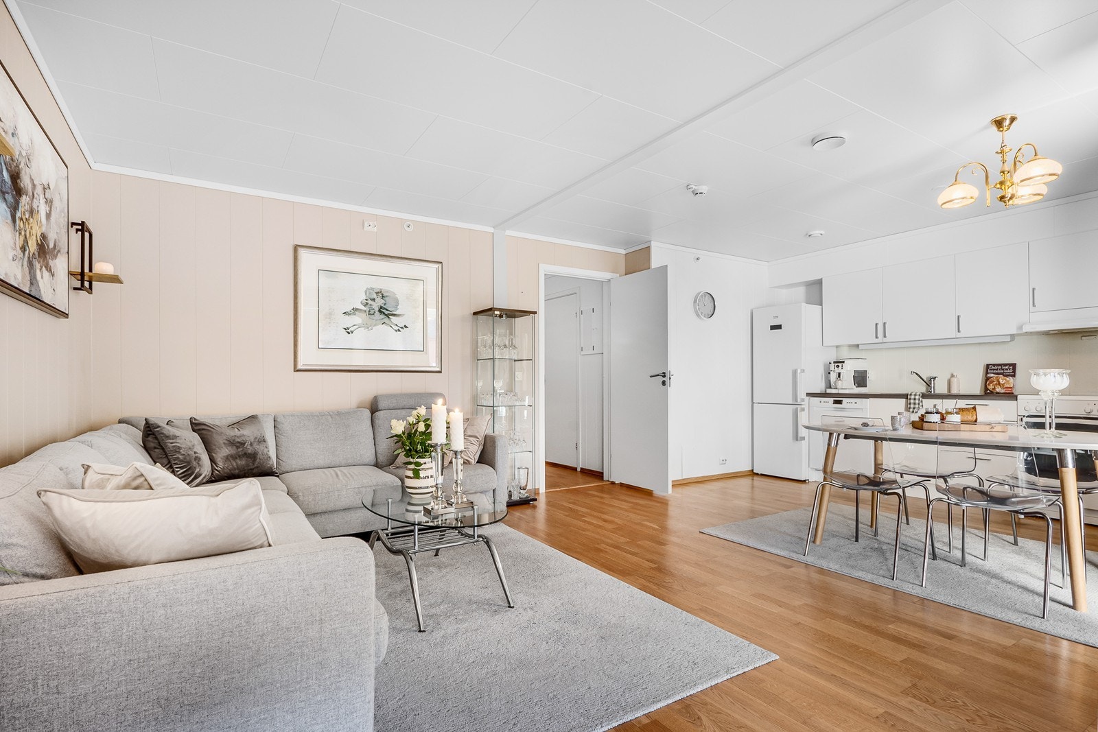 Boligen har en åpen stue- og kjøkkenløsning som skaper en sosial atmosfære, med rom for både sofaløsning og spisestue. Galleribilde