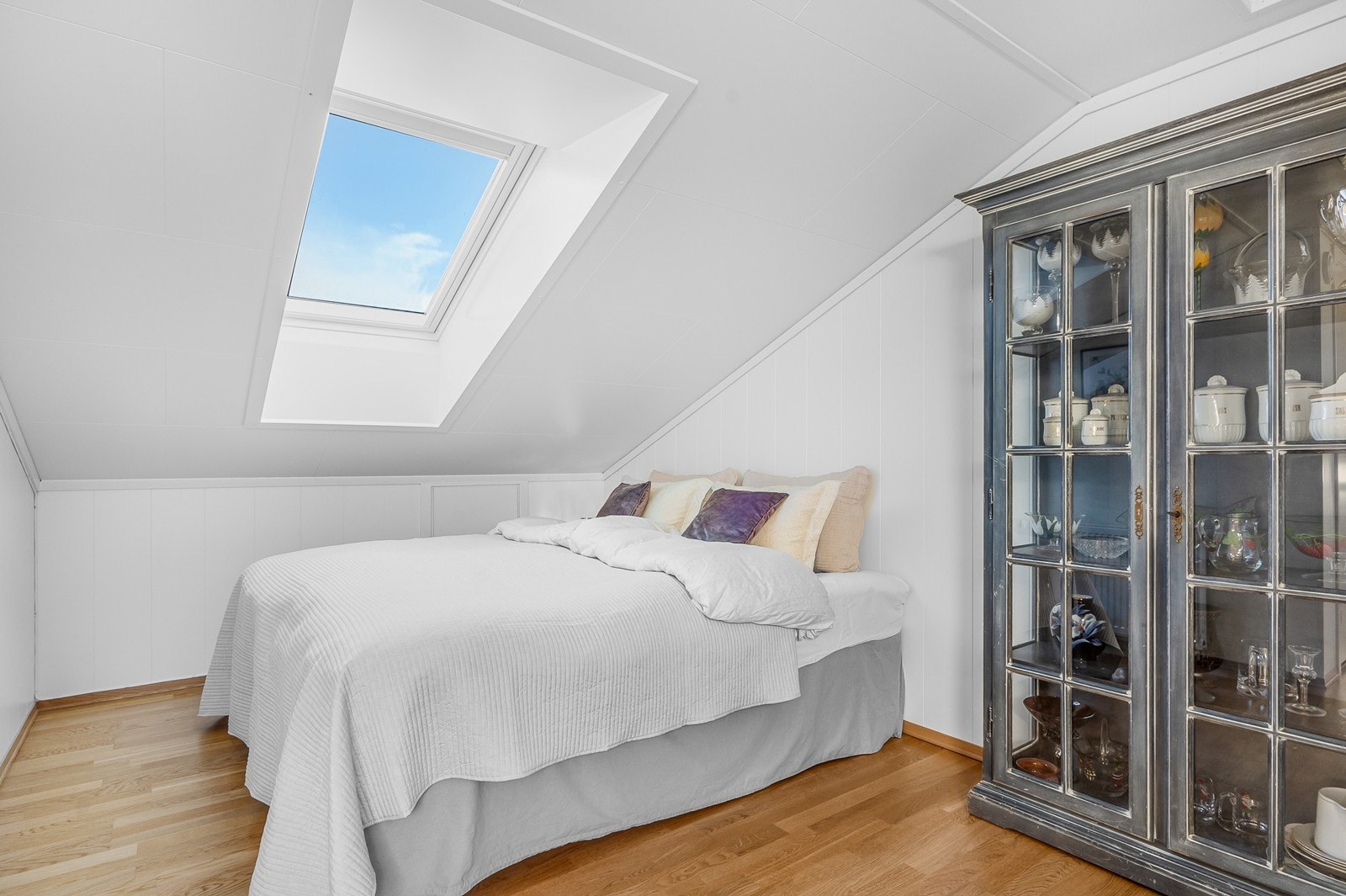 Innerst i loftstuen er det innredet med gjesteseng og tilgang til kneloft. Galleribilde