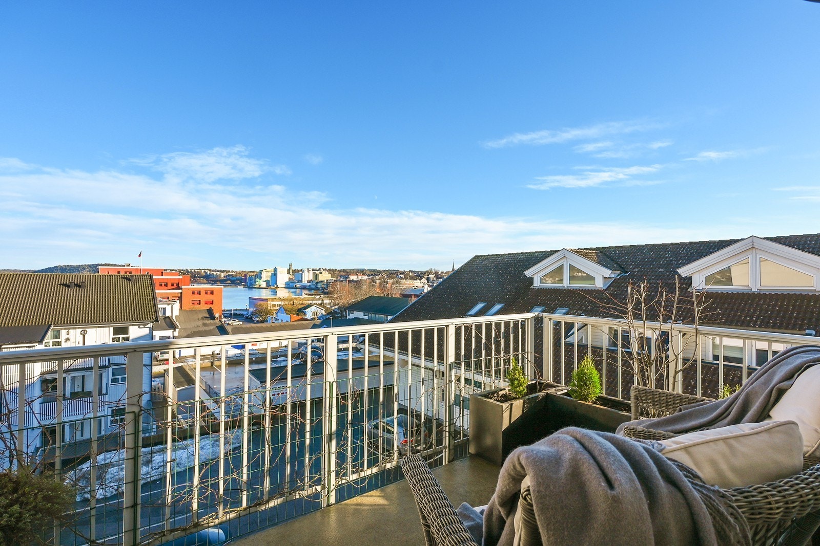 Endebeliggenheten gir mulighet for en hyggelig uteplass ved inngangsparti der morgen- og formiddagssolen kan nytes med utsikt. Galleribilde