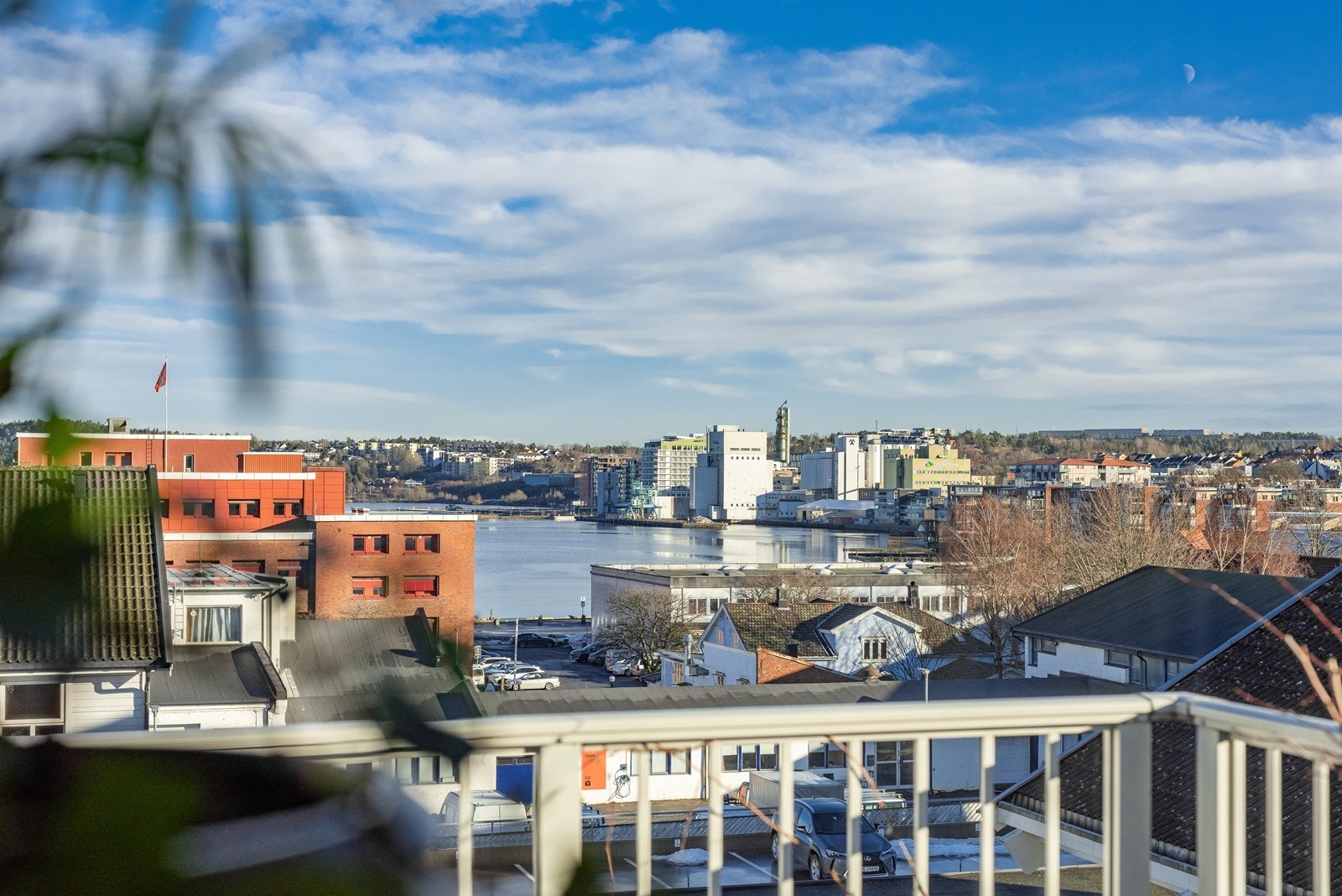 På boligens fremside, mot nordøst, er det luftig utsikt mot Mossesundet. Galleribilde