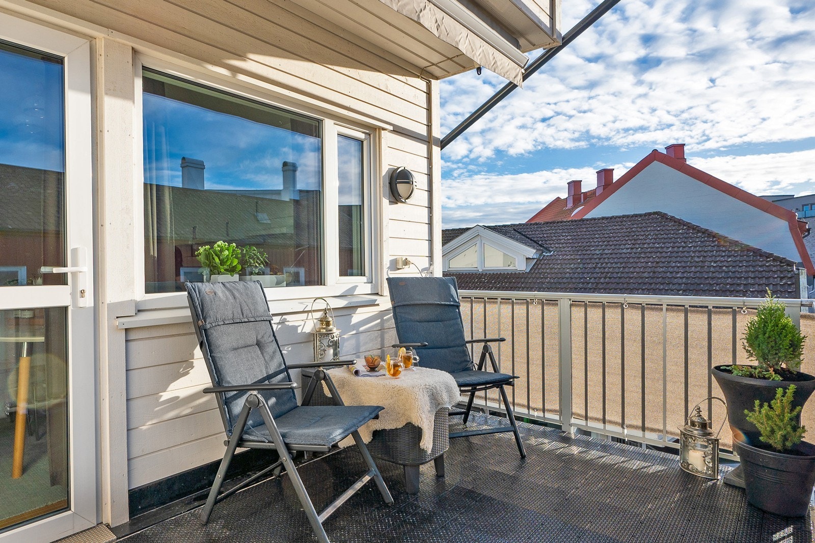 Veranda har plastheller på gulv, utelys og plass til sittegruppe. Galleribilde