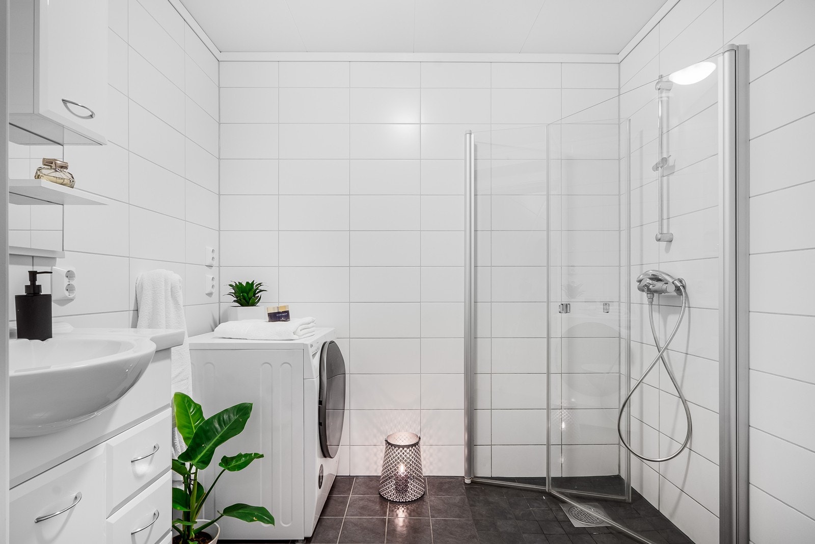 Badet fremstår lyst og tidløst, med flislagte overflater og gulvvarme for jevn og behagelig oppvarming. Galleribilde