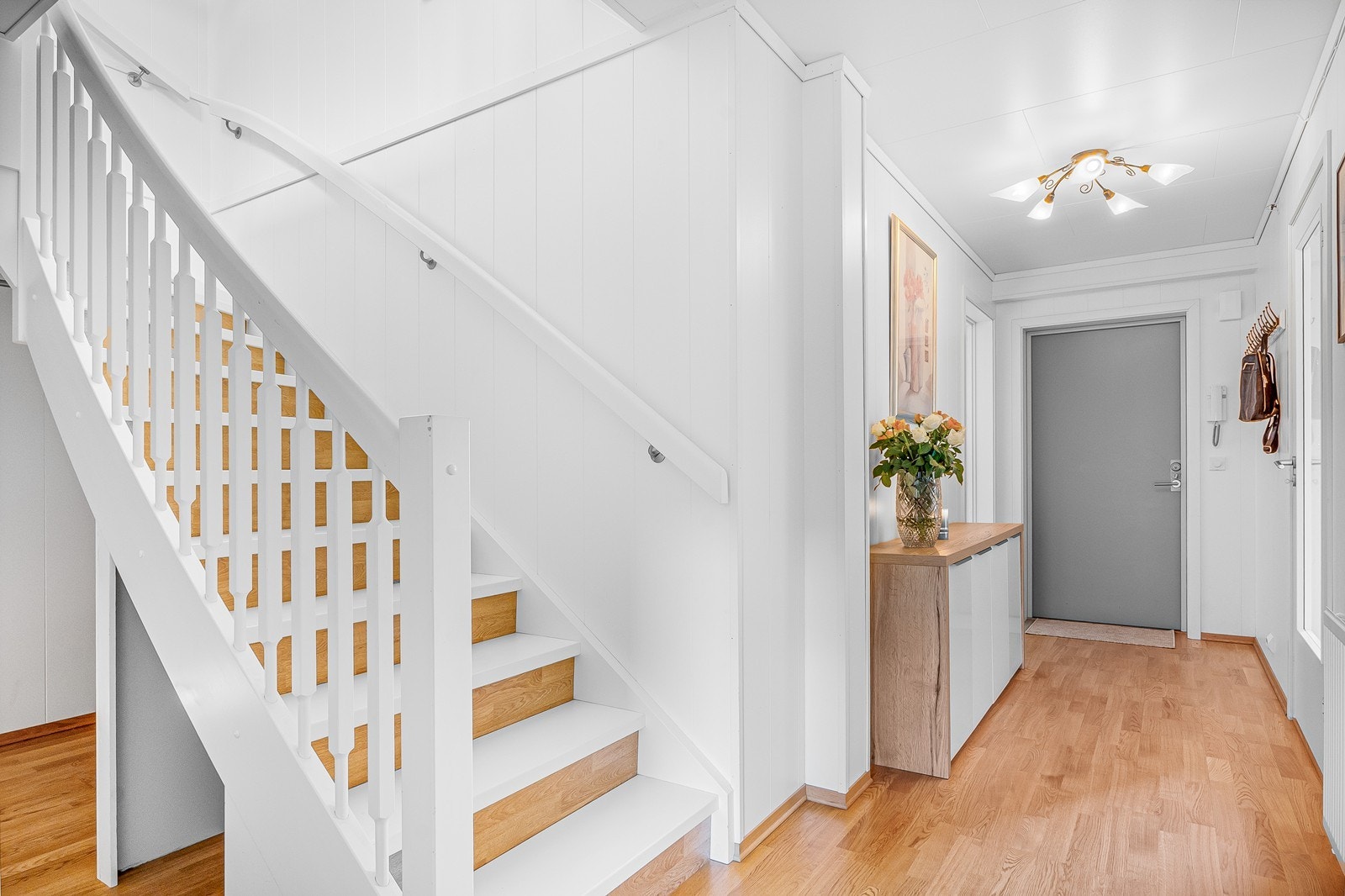 Fra gangen er det trapp opp til loftsetasje. Under trappen er det lagringsmulighet. Galleribilde