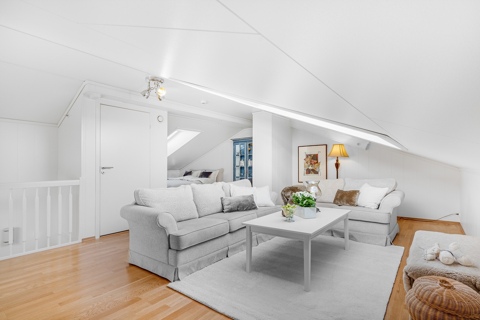 Den innredete loftsetasjen byr på et sted man kan trekke seg tilbake og slappe av, med tilgang til bod. Galleribilde