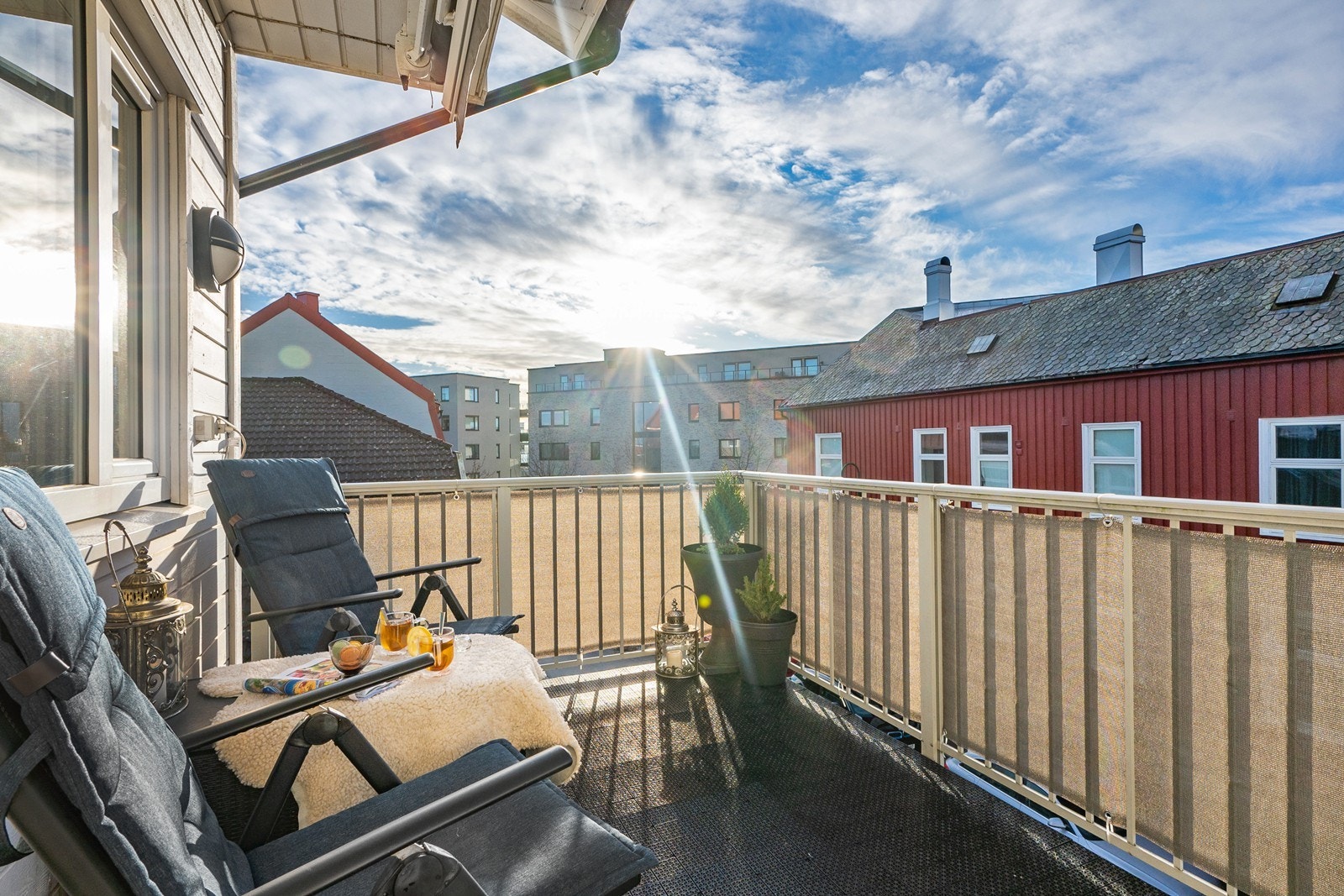 Uteplassen har gode solforhold fra formiddag til kveld, og en markise sørger for solskjerming på varme dager. Galleribilde