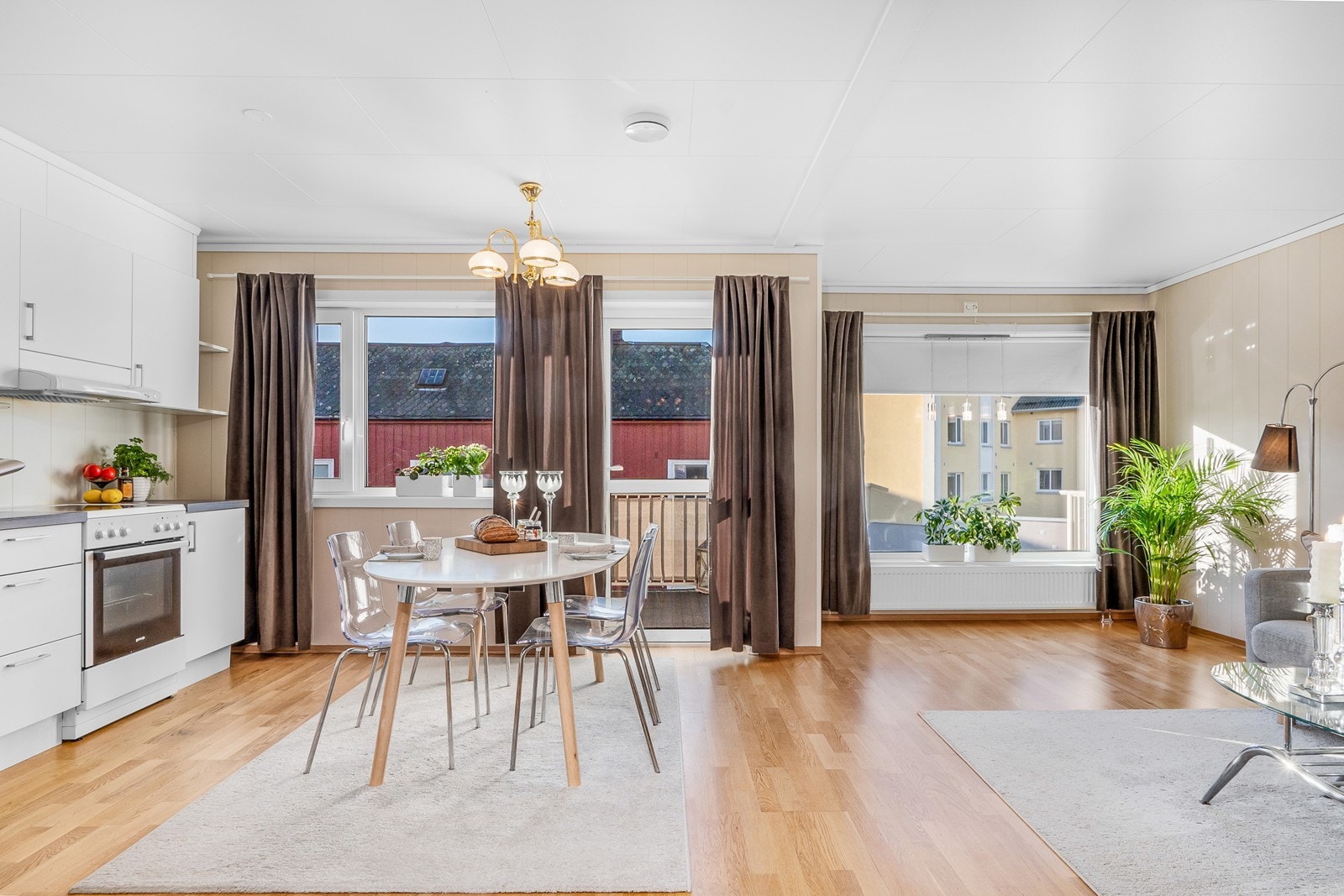 Fra stuen er det utgang til sydvestvendt veranda på 8 kvm. Galleribilde