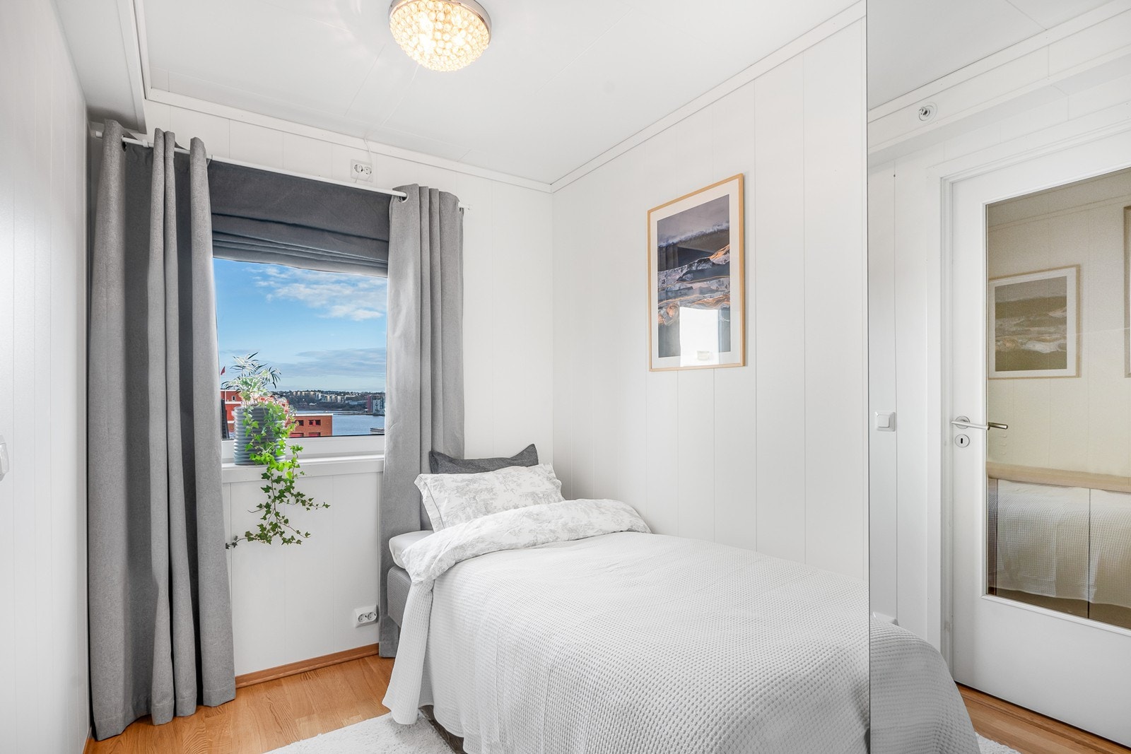 Soverom 2 er i dag innredet med enkeltseng og garderobeskap, og passer perfekt som barnerom, gjesterom eller hjemmekontor. Galleribilde
