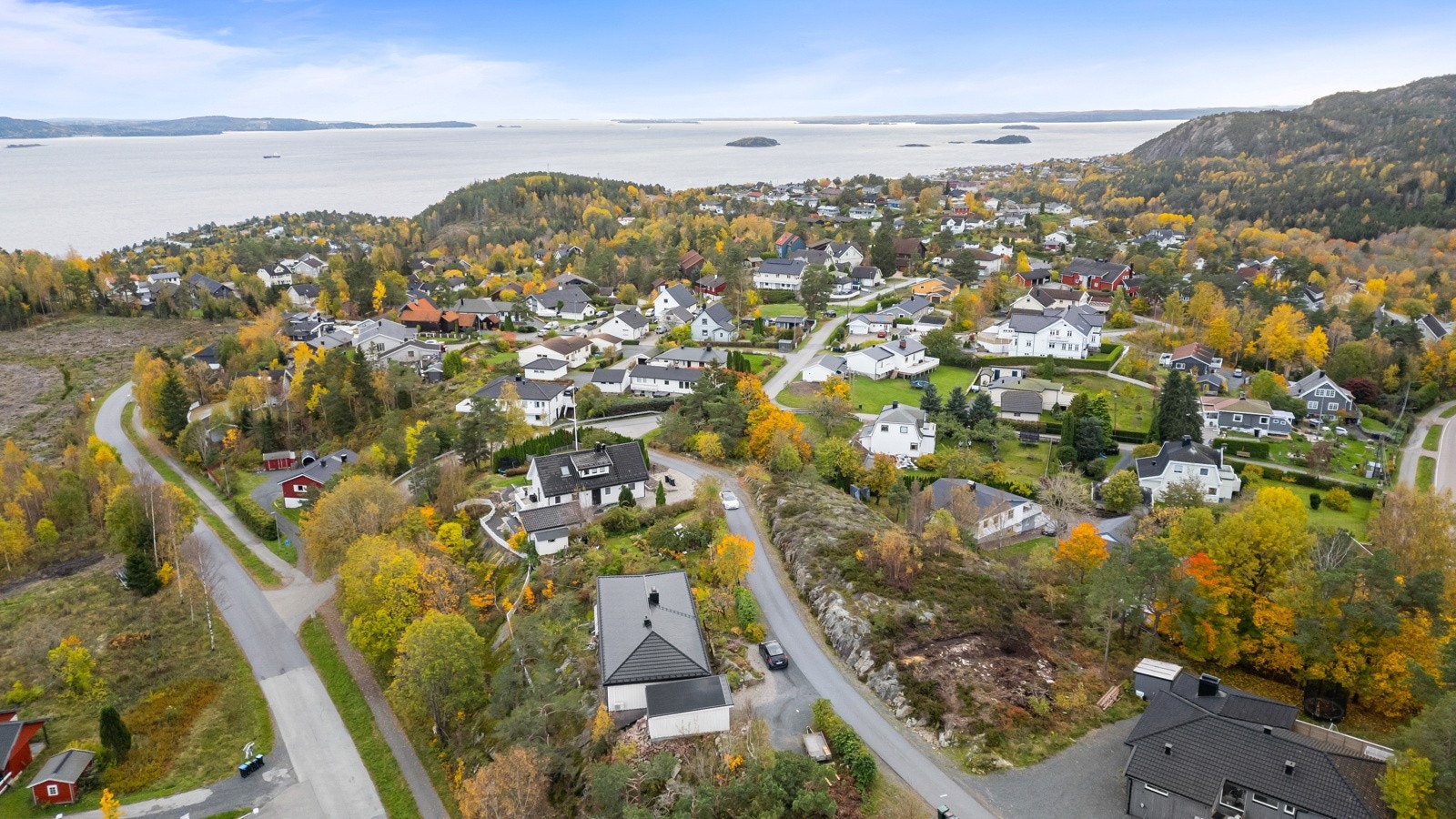 Tomten ligger i et barnevennlig og etablert boligområde på Filtvet. Galleribilde