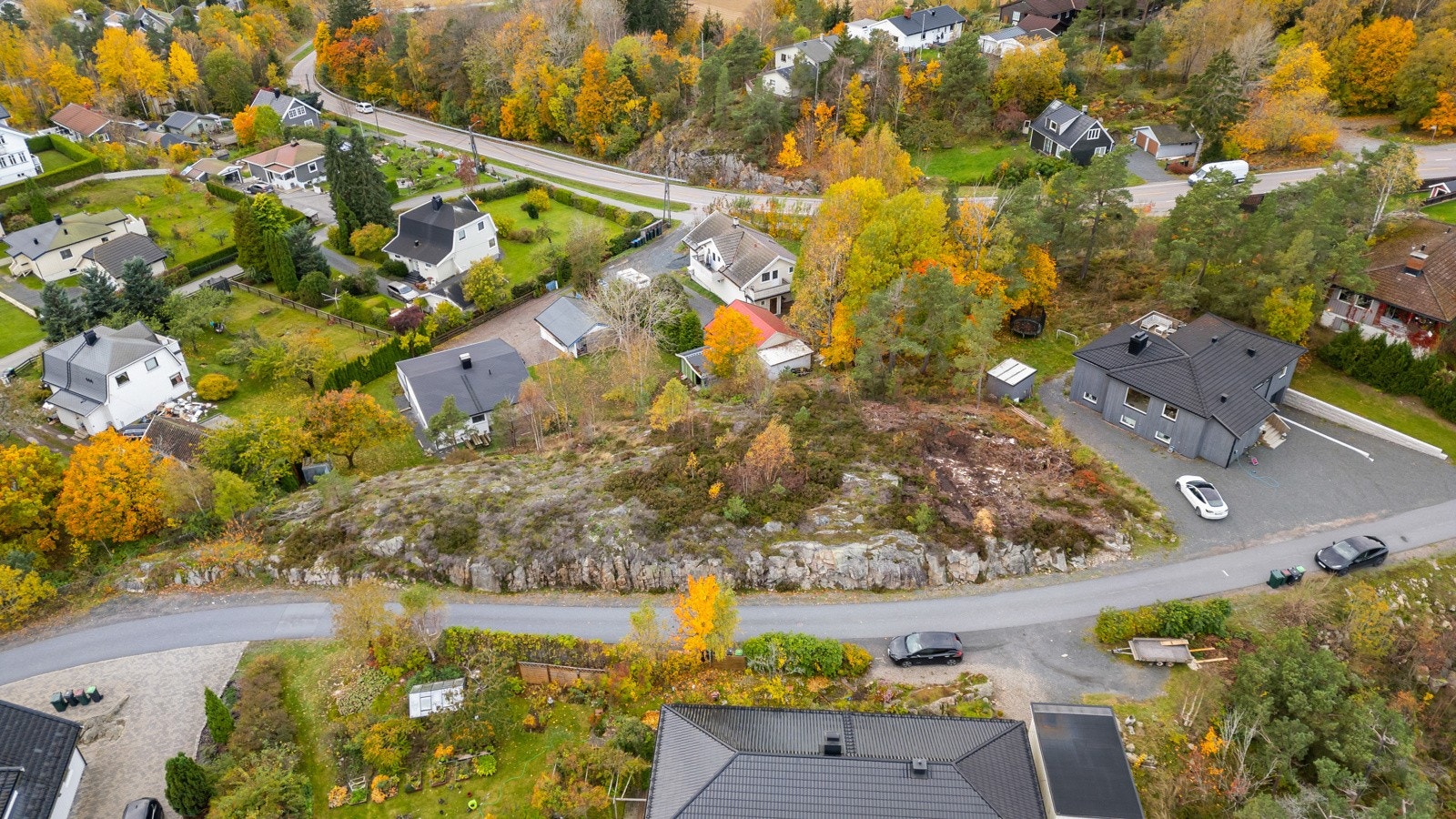 Tomten ligger fint til på en liten høyde med fjordutsikt og gode solforhold. Galleribilde