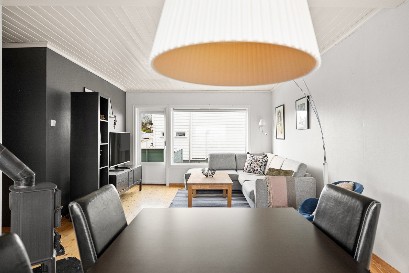 Stuen er av god størrelse og kan enkelt møbleres med både sofa - og spisegruppe. Galleribilde