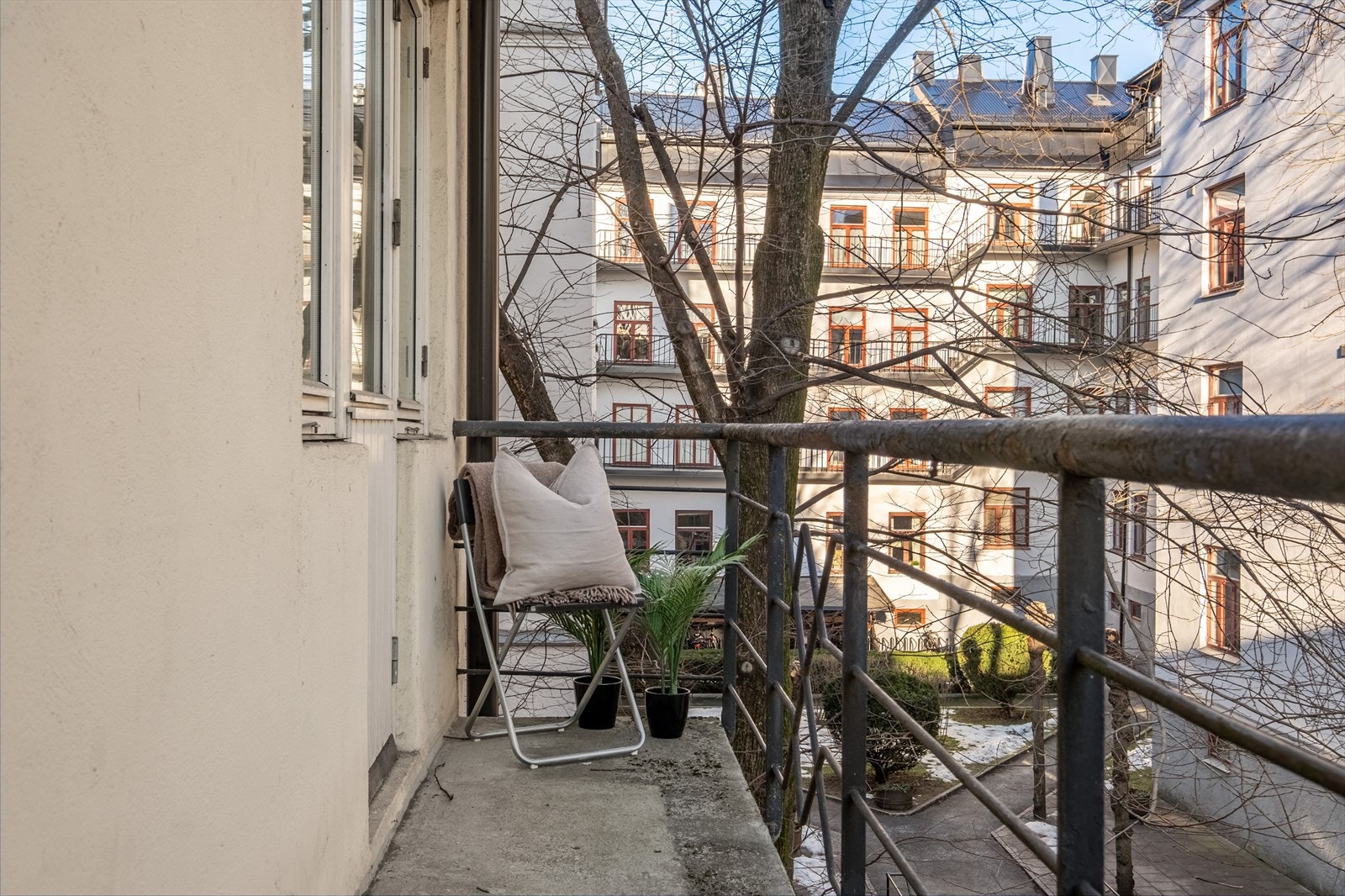 Soverommet og brannbalkong vender mot rolig bakgård. Galleribilde