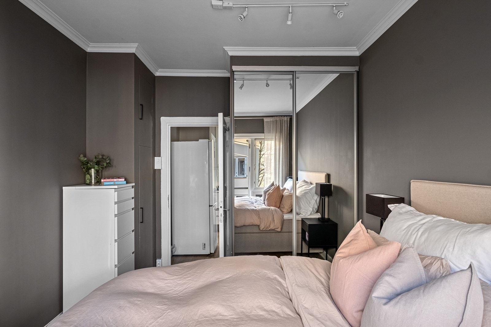 Soverommet har godt med oppbevaringsplass i skyvedørsgarderobe med speildører. Galleribilde