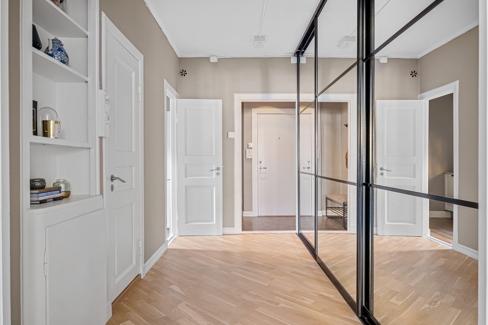 Videre inn i gangen er det god plass til sko og yttertøy i skyvedørsgarderobe med speildører. Galleribilde