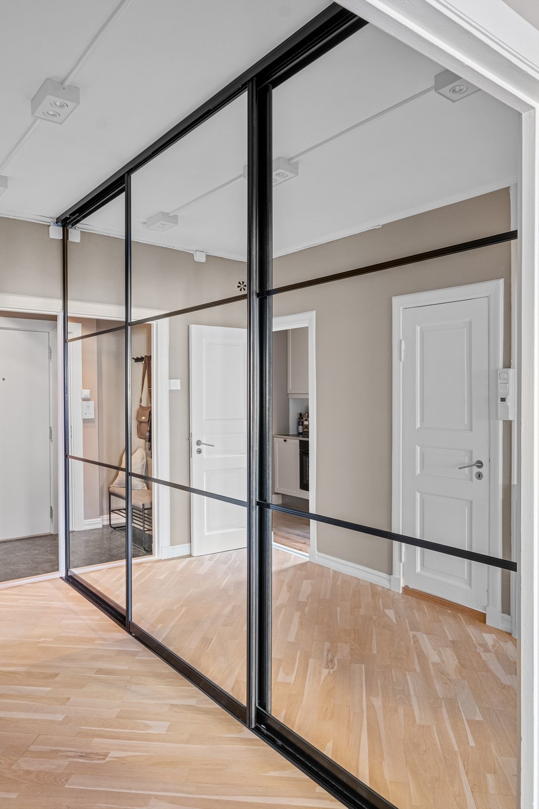 Plassbygd skyvedørsgarderobe fra Garderobeeksperten. Galleribilde
