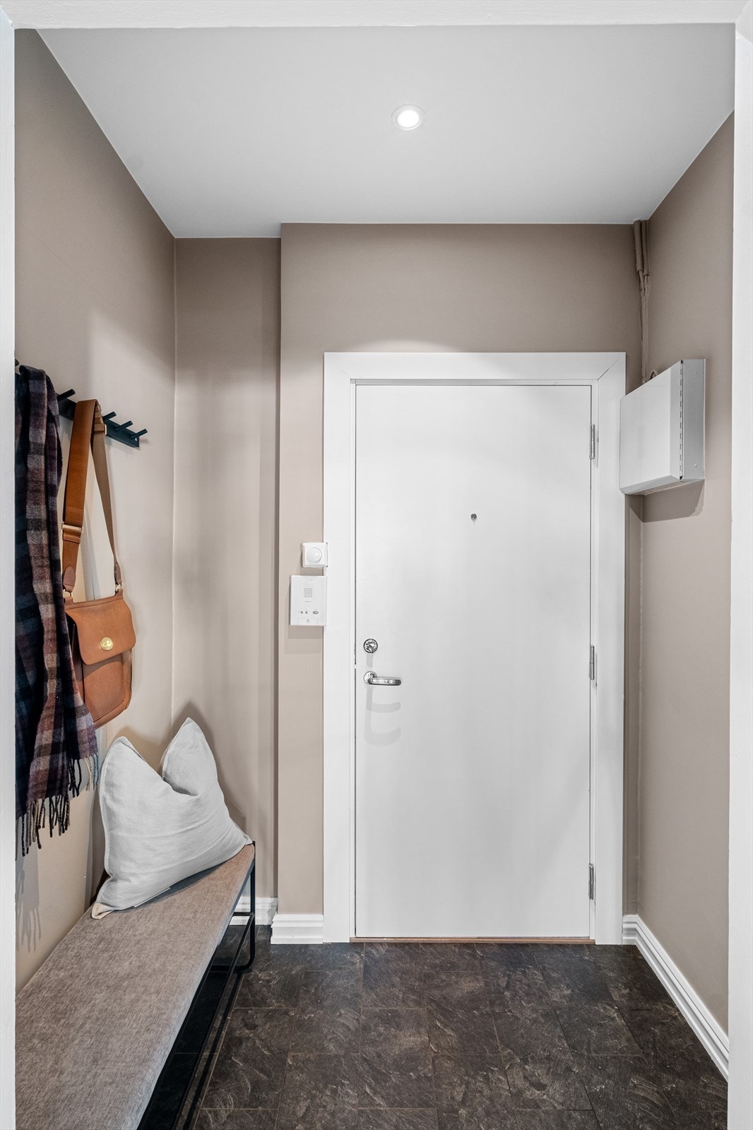 Velkommen inn! En lys og innbydende entré som gir et godt førsteinntrykk av leiligheten. Galleribilde