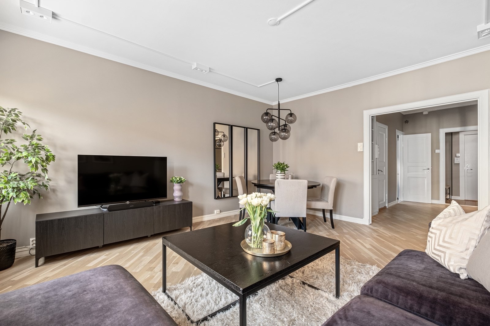 Hjertet i leiligheten er den romslige stuen med plass til både sofagruppe og spisestue. Galleribilde