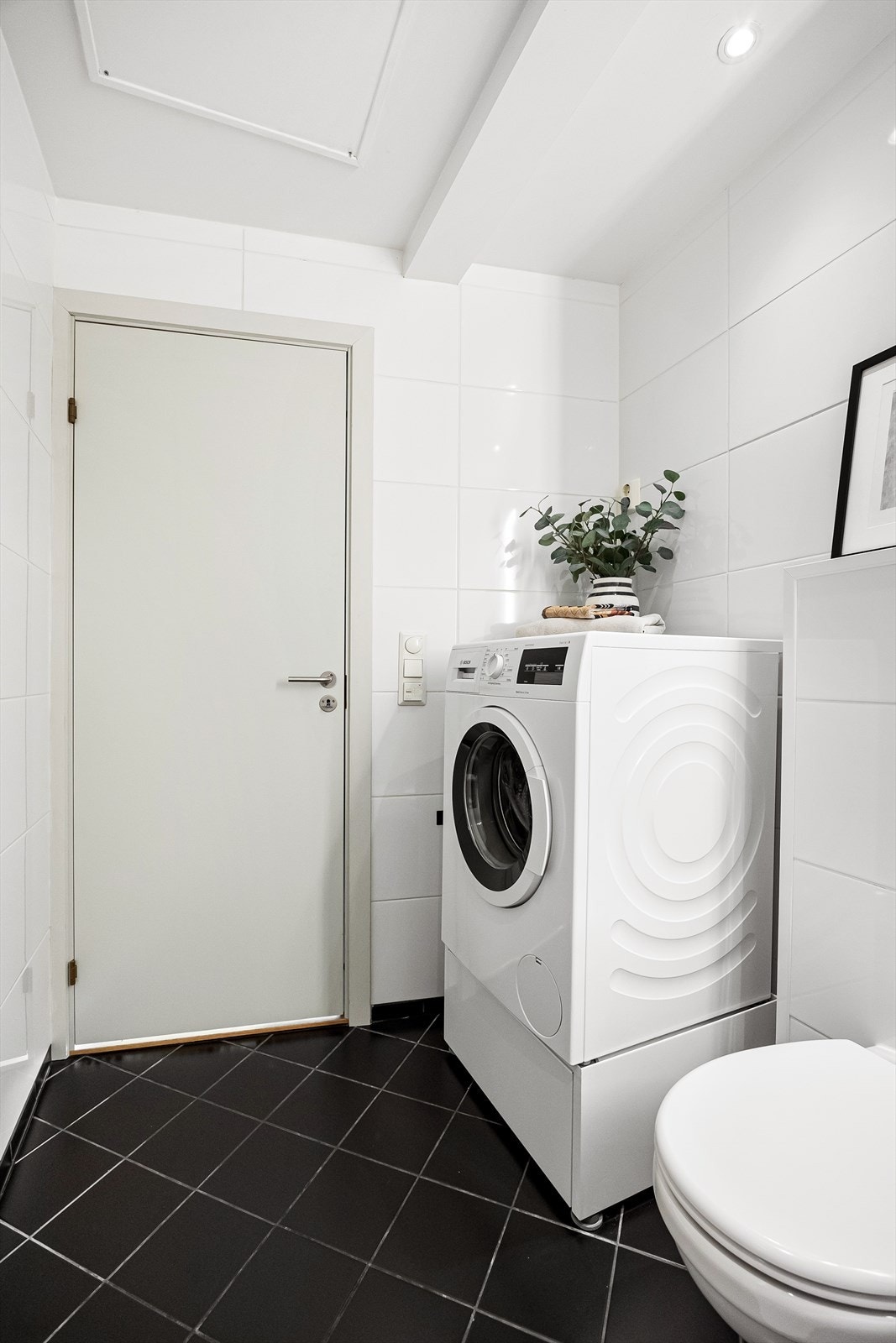 God plass til både vaskemaskin og tørketrommel på badet. Galleribilde