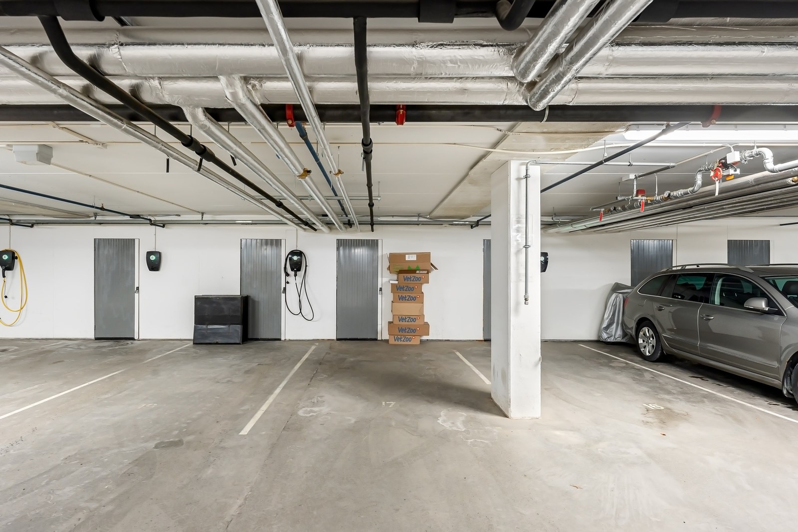 Leiligheten har parkeringsplass i felles garasjeanlegg, 2 boder og heis Galleribilde