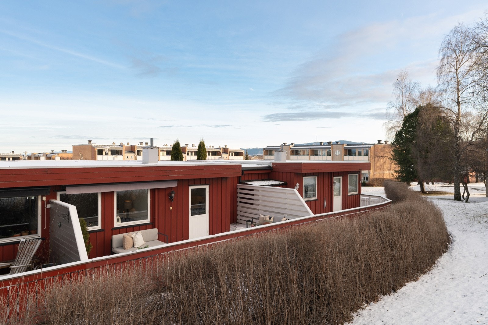 Boligen har alt på et plan, med en svært attraktiv beliggenhet på Valentinlyst. Boligen har en skjermet beliggenhet og en fin terrasse. Borettslaget har p-plasser like ved boligen. Galleribilde
