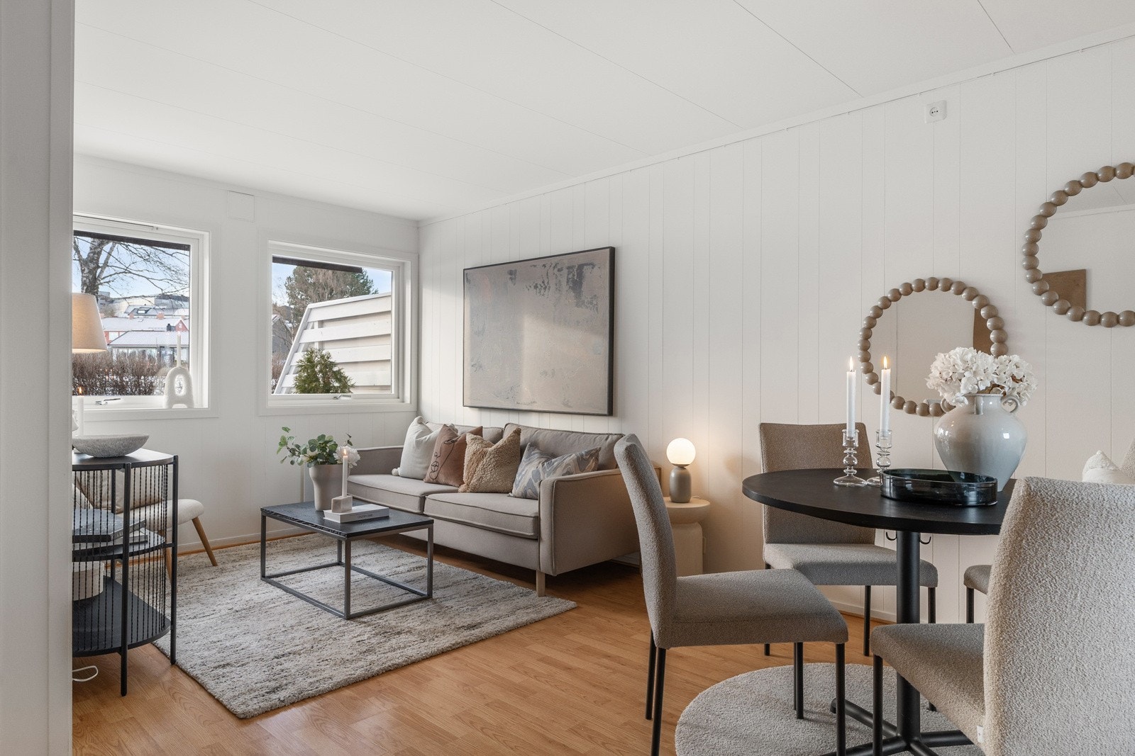 Den lyse stuen har god plass til spisebord, sofagruppe og øvrig møblement. Galleribilde