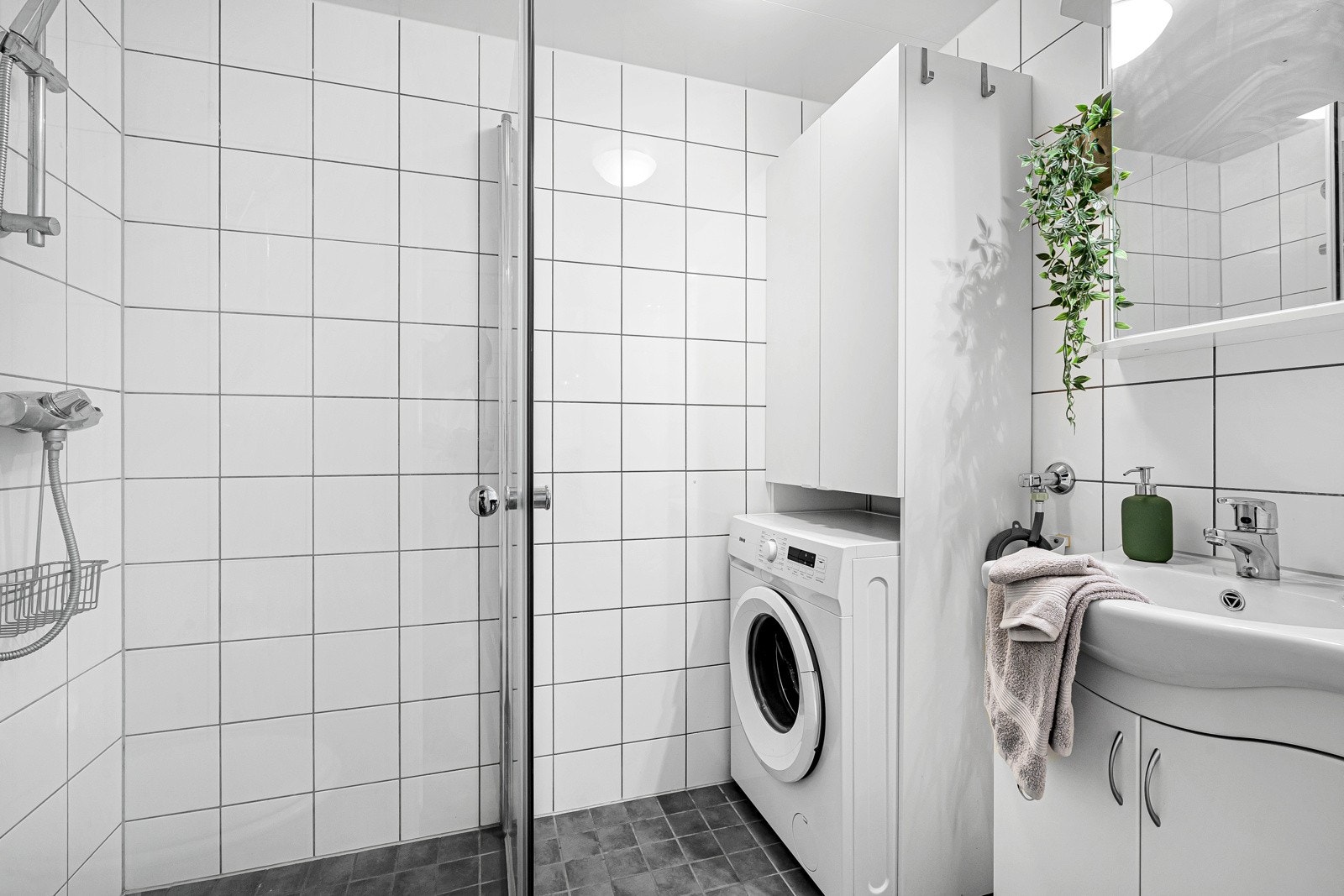 Stilrent bad med tidløse løsninger. Opplegg for vaskemaskin. Galleribilde