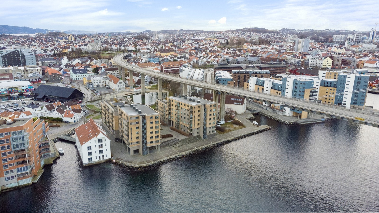 Verven Panorama er et populært boligkompleks beliggende mellom badedammen og sjøkanten i Stavanger. Det er 10-15 minutters gange til sentrum - med alt av servicetilbud byen har å by på. Galleribilde