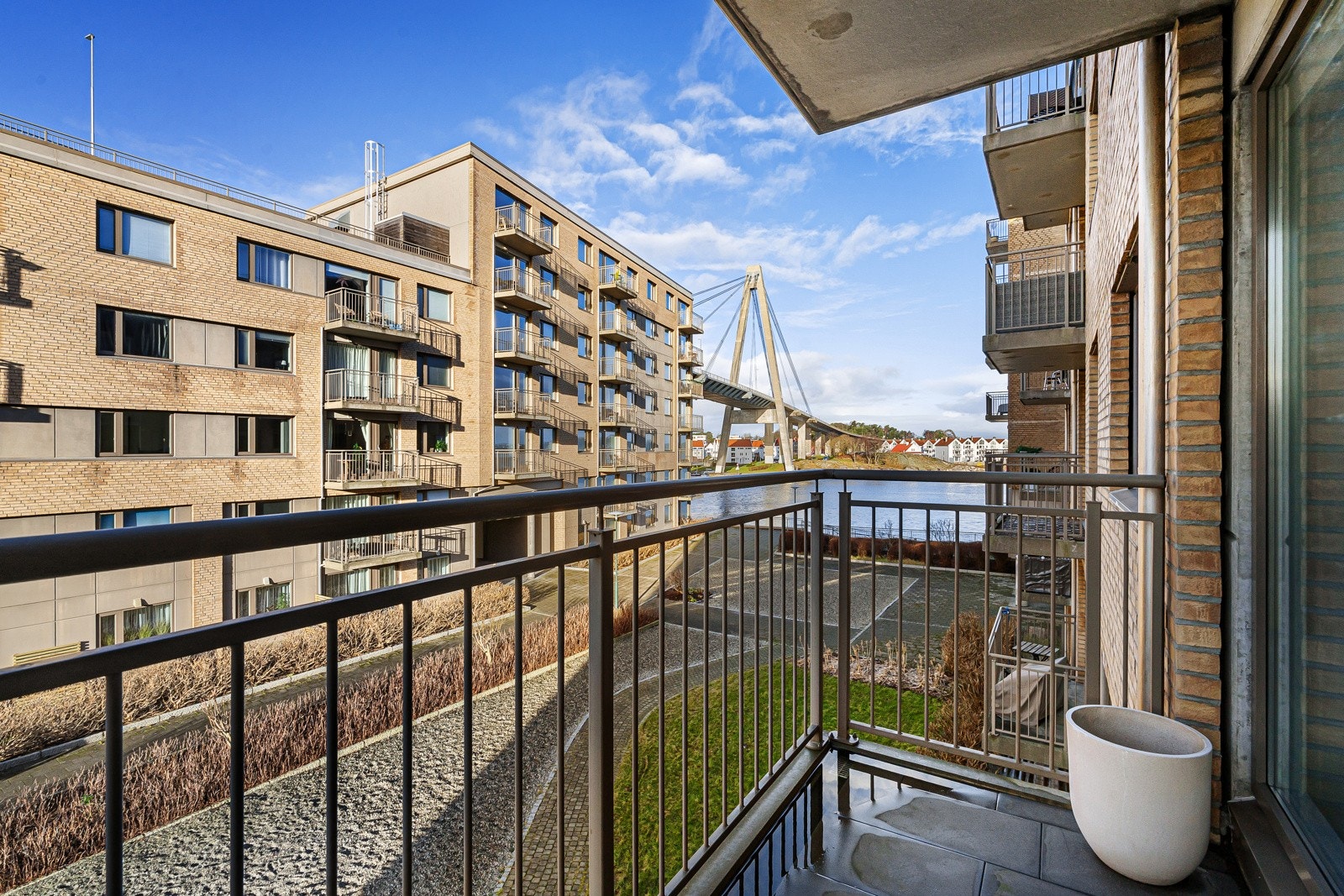 Luftig balkong med utsikt til sjøen. Galleribilde