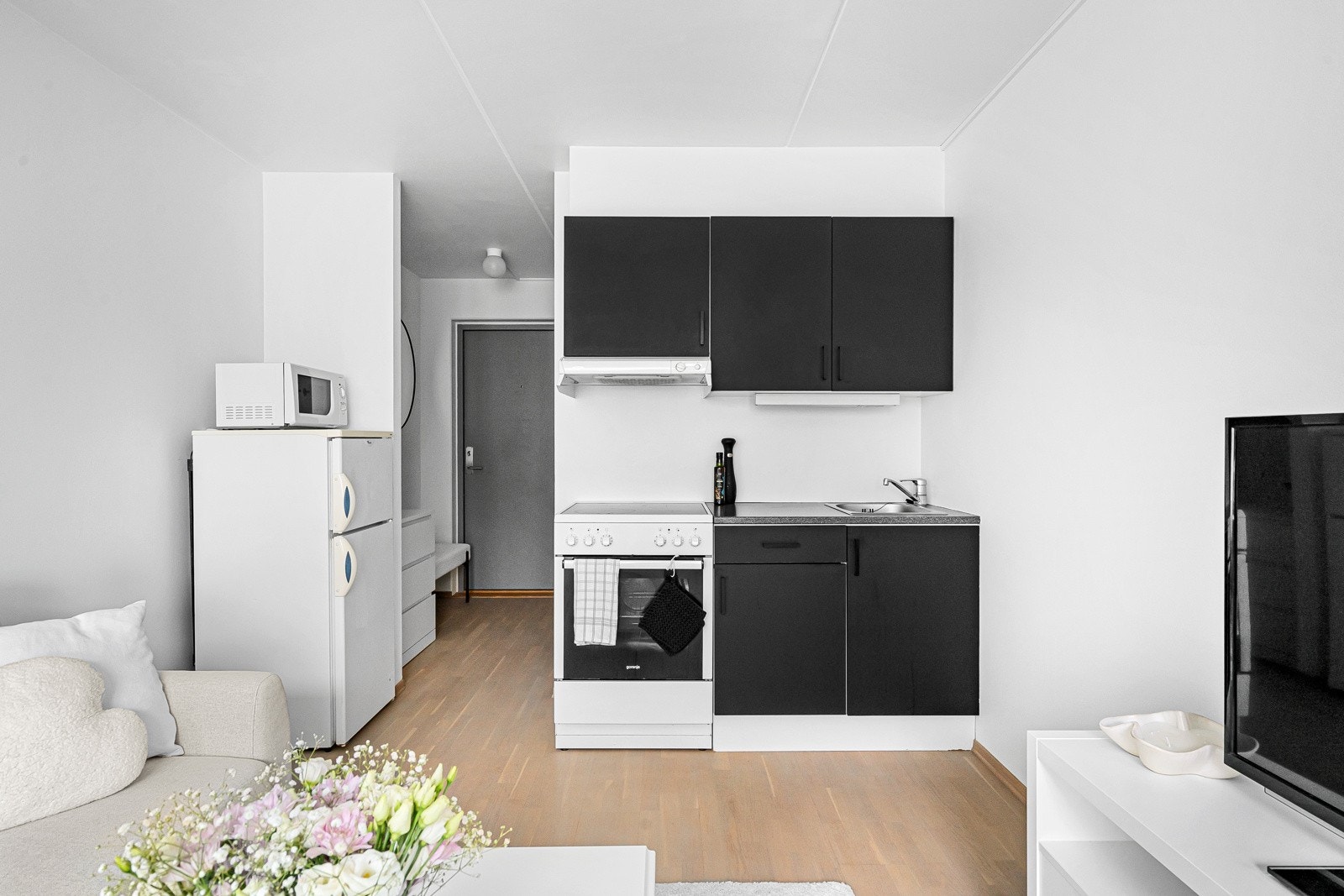 Hybelen har en praktisk planløsning med egen kjøkkenkrok og oppholdsplass. Galleribilde