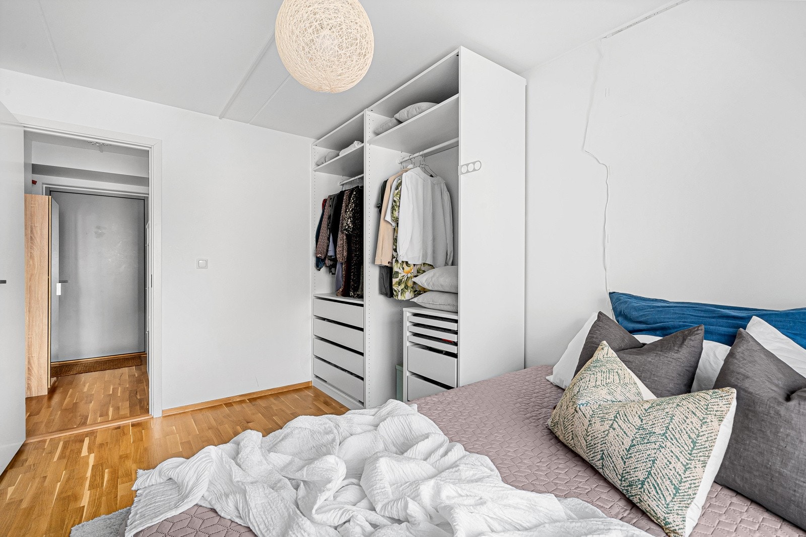 Lyst og trivelig soverom med gode oppbevaringsløsninger. Galleribilde