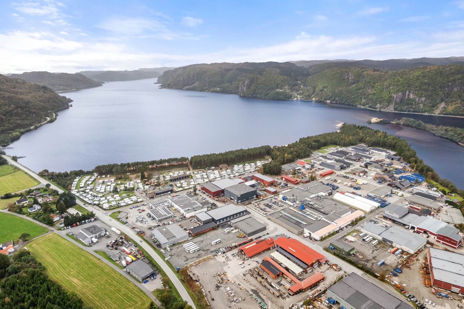 oversiktsbilde med Kvavikfjorden i bakgrunnen. Galleribilde