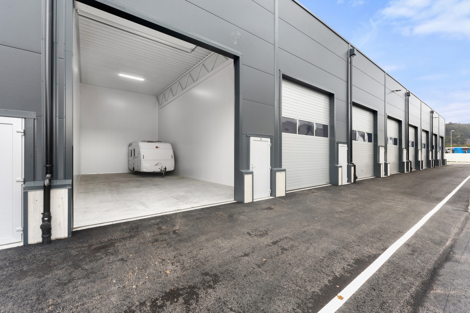 Som du ser så er det god takhøyde. Man kan lett lage mesanin og samtidig beholde en god høyde under mesanin til utstyr og kjøretøyer. Galleribilde