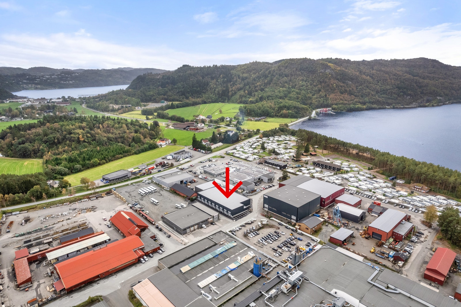 Oversiktsbilde. Her ser du både deler av Lyngdalsfjorden og Rosfjorden. Galleribilde