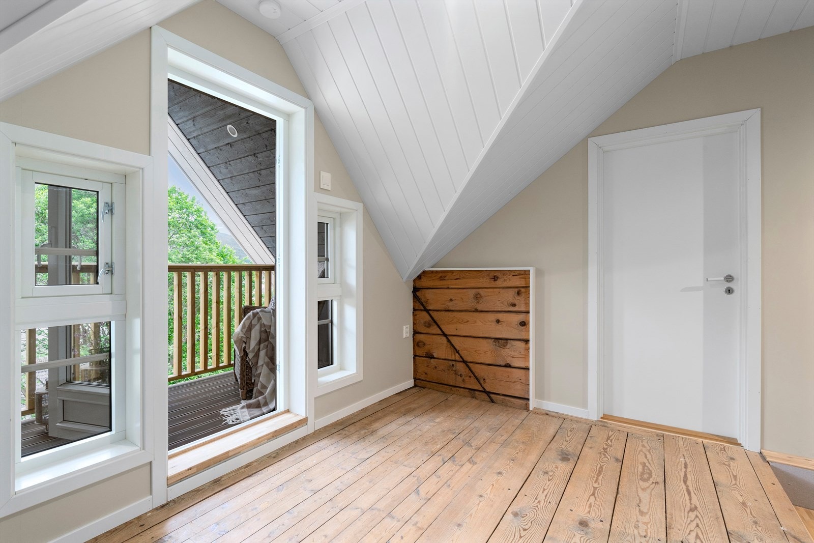 Gang hvor originale detaljer og gulvbord er beholdt Galleribilde