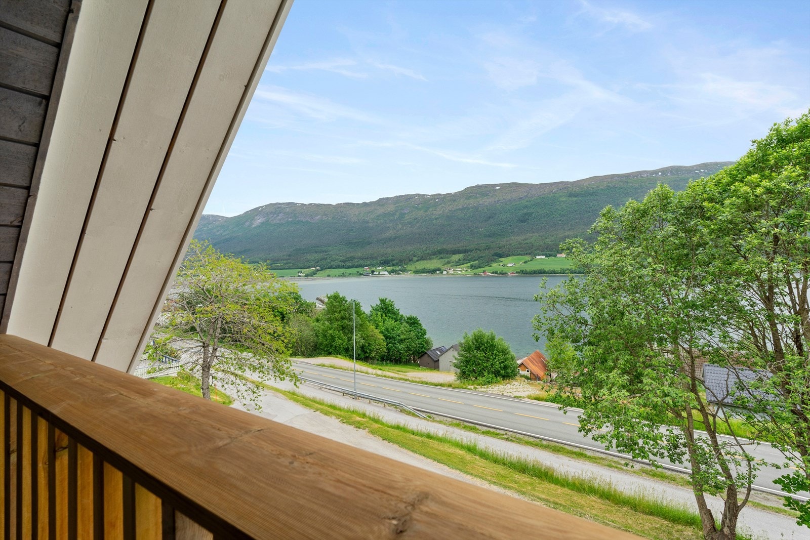Flott fjordutsikt mot fjorden og fin natur fra balkongen Galleribilde