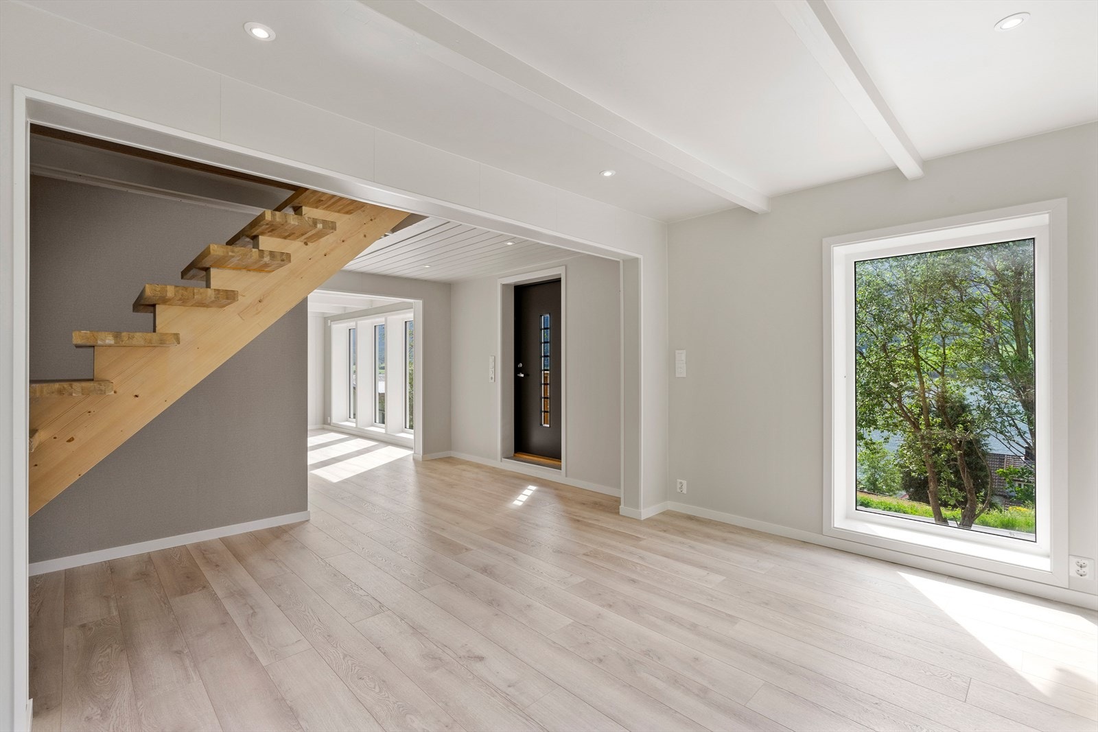 Romslig, åpen planløsning med store vindusflater Galleribilde