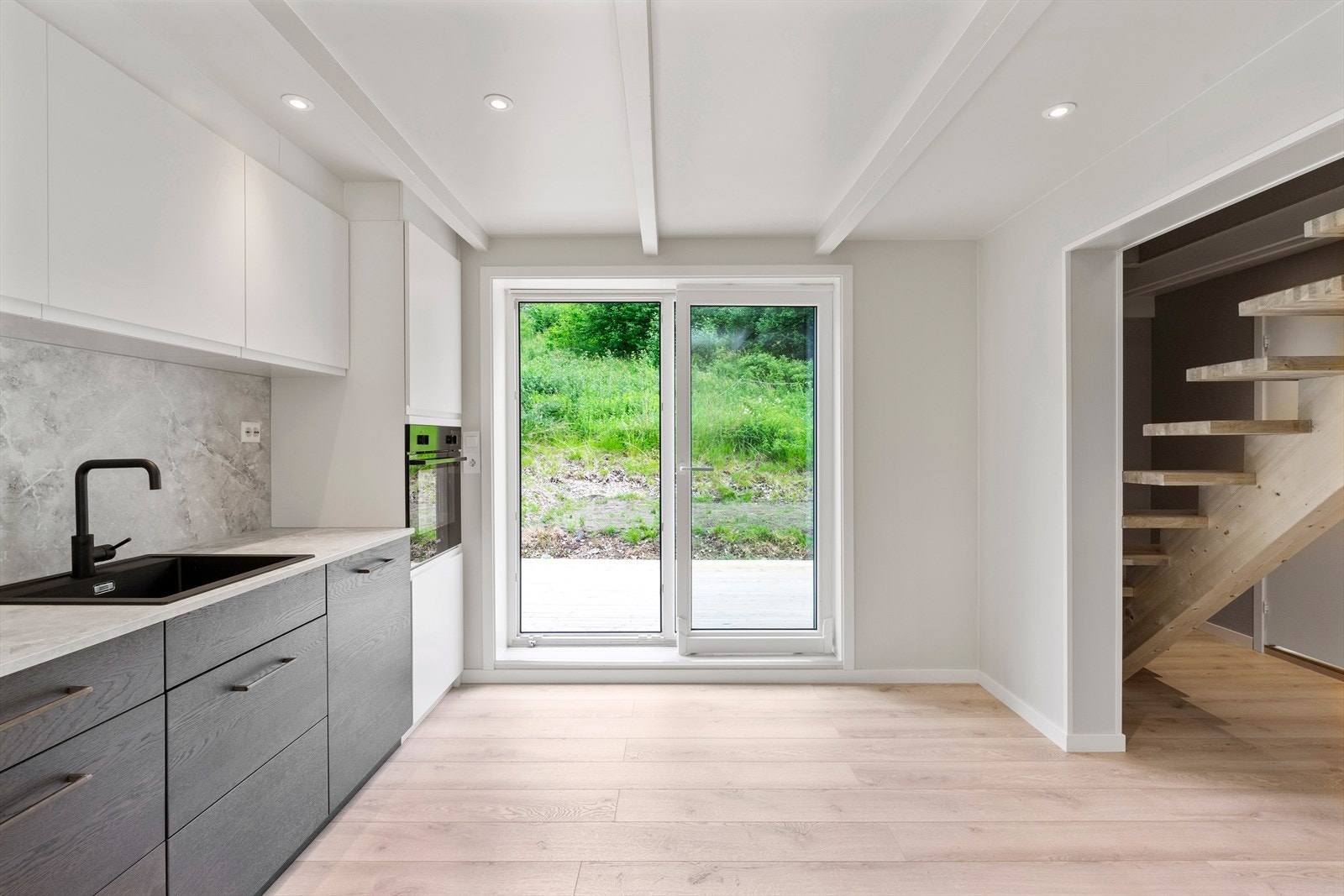 Fra kjøkkenet er det utgang til skjermet terrasse ved husets bakside Galleribilde