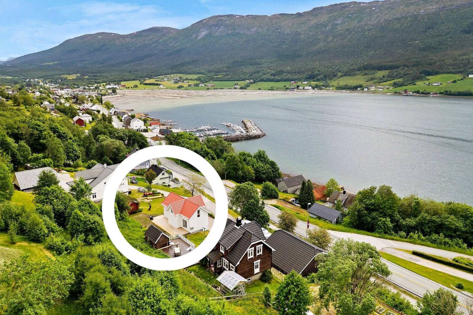 Nyrenovert enebolig med solrik og fin beliggenhet, ca. 1 km fra Eidsvåg sentrum! Galleribilde