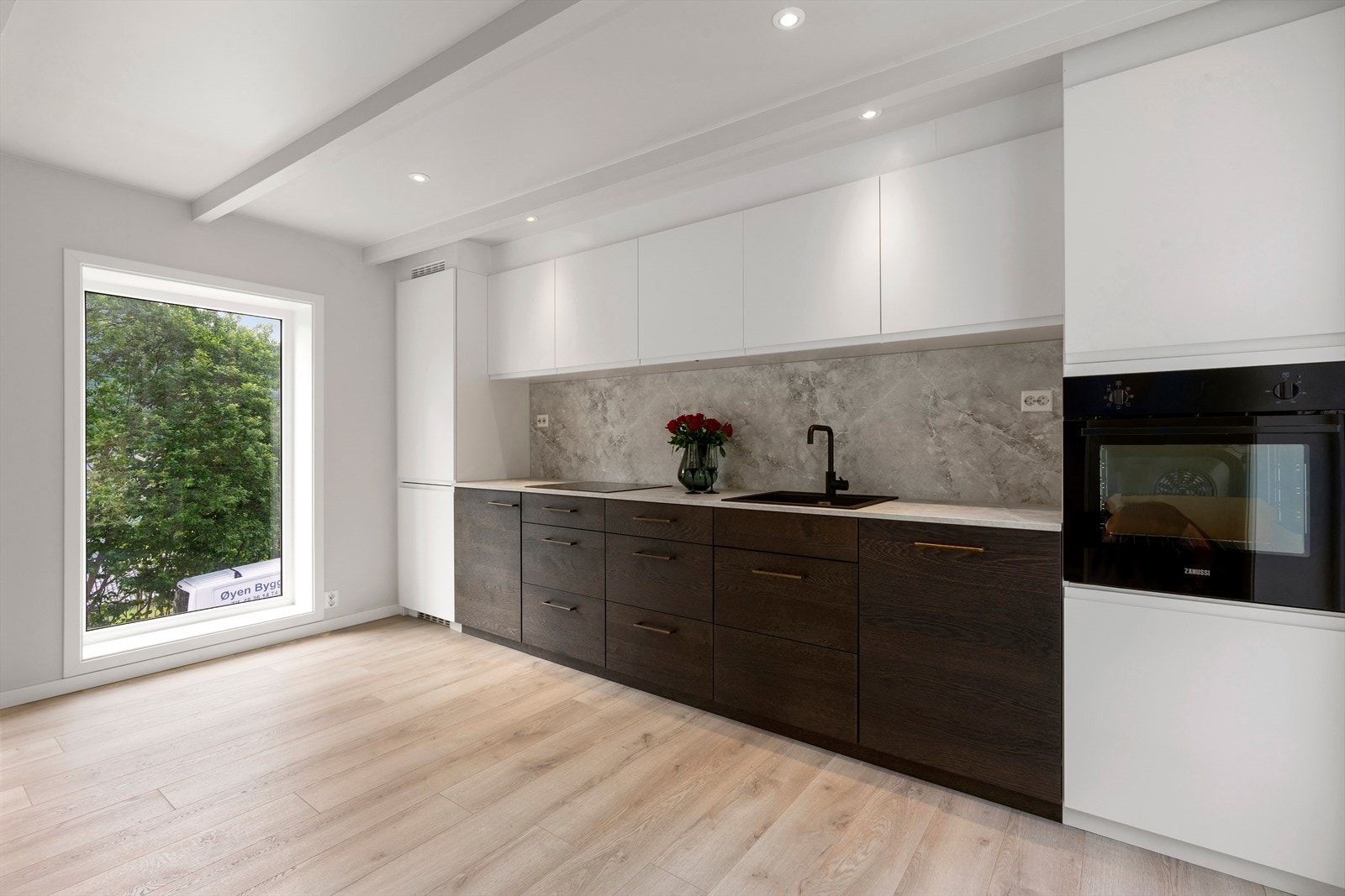 Lekkert kjøkken med integrerte hvitevarer Galleribilde