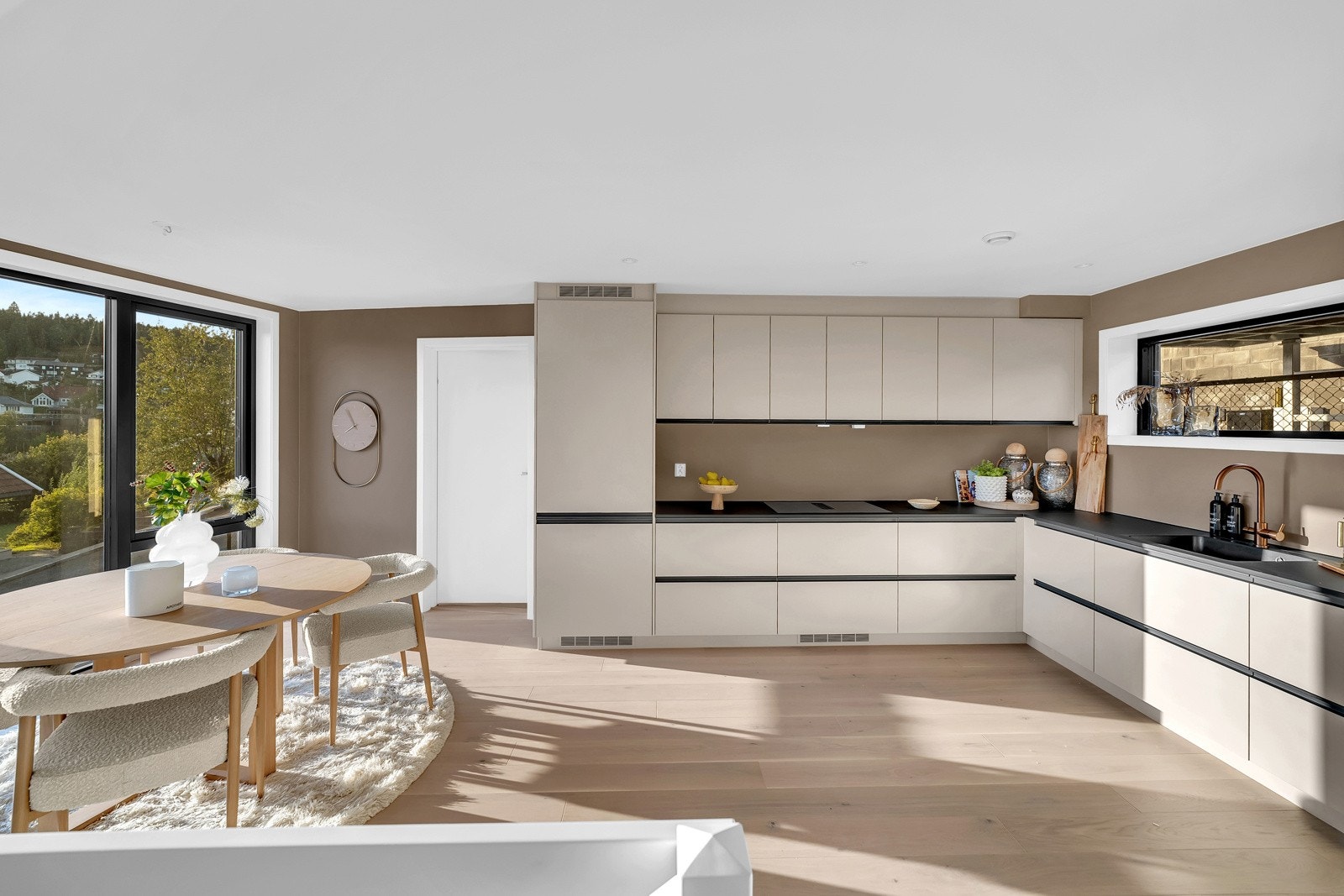 Lekkert kjøkken levert fra "Draømmekjøkken", med integrerte hvitevarer og malt i delikat morderne farger på vegg. Galleribilde