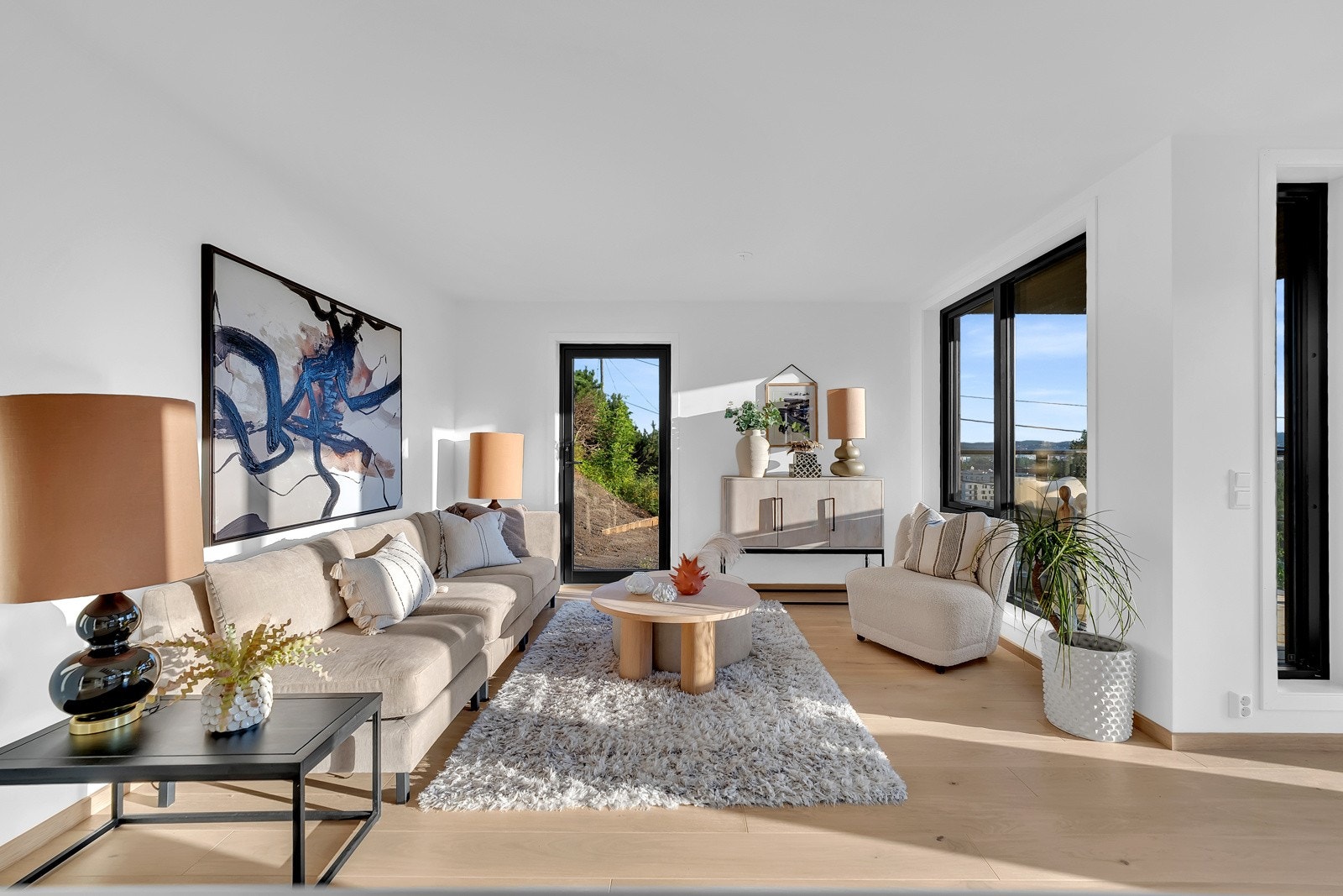 Stuen/spisestuen i boligen har en åpen og luftig romløsning. Galleribilde