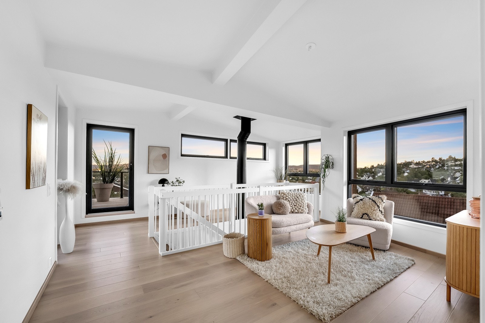 Boligen har en stor og åpen loftstue i 2.etasje. Galleribilde