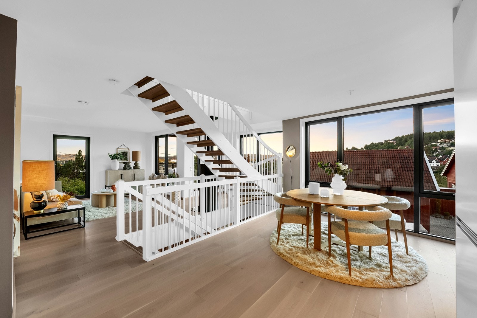 Rommet har store flotte vindusflater og byr på Fjellhamars beste utsikt. Galleribilde