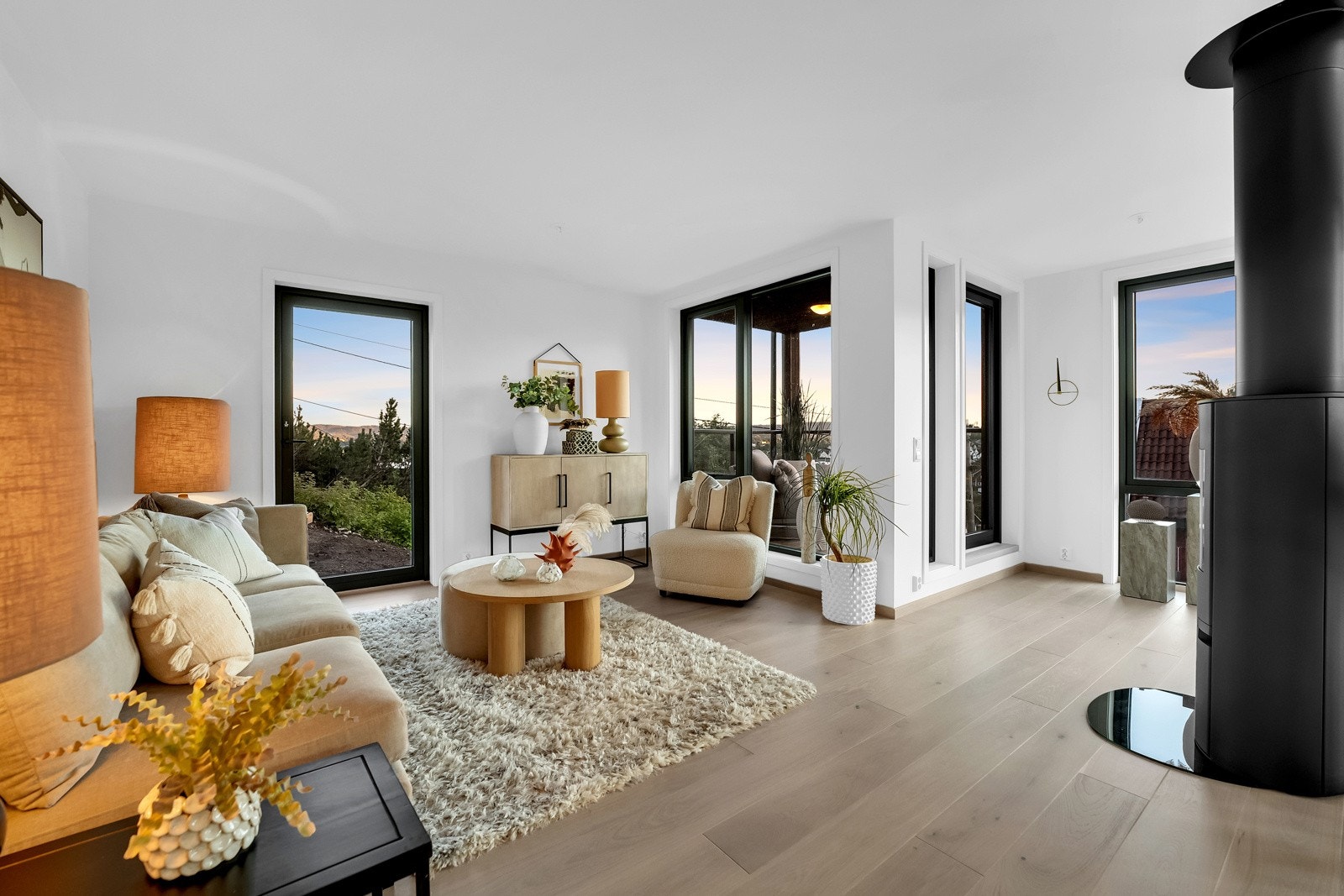 Rommet har parkett på gulvet og varmematter under parketten. Galleribilde