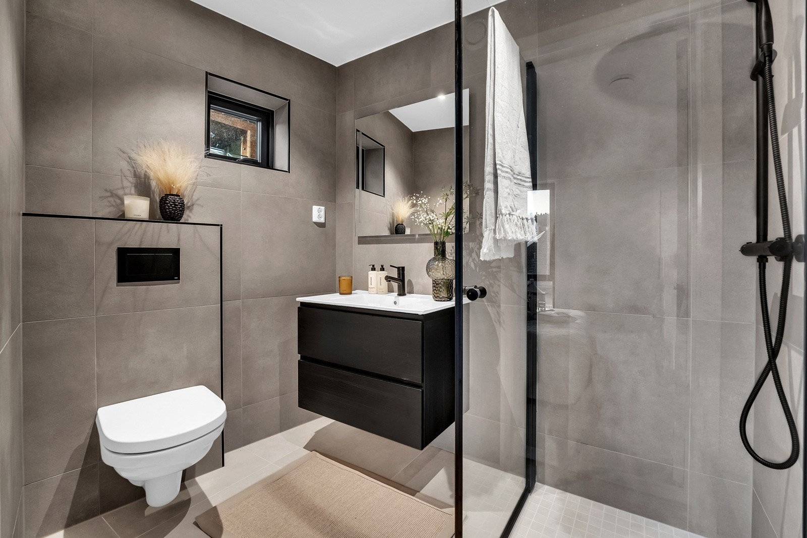 Delikat bad med adkomst fra hovedsoverommet. Galleribilde